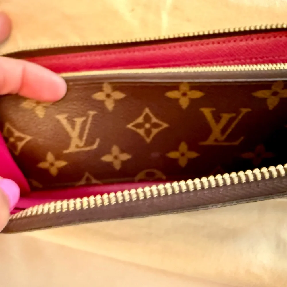 Louis Vuitton Monogram Canvas Zippy Wallet - Picture 3 of 11